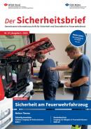Titelblatt Sicherheitsbrief - zwei Feuerwehrkameraden prüfen den Ölstand am Fahrzeug