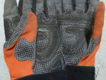 Handschuhe mit Löcher im Stoff