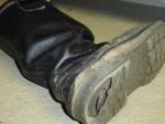 liegender Feuerwehrstiefel mit offene Sohle