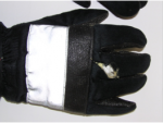 Handschuh mit Riß im Obermaterial (Finger)
