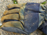 Handschuh mit Verfärbung der Finger durch thermische Einwirkung