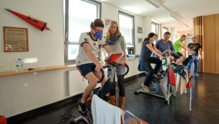 Sportgruppe auf Fahrradergometern