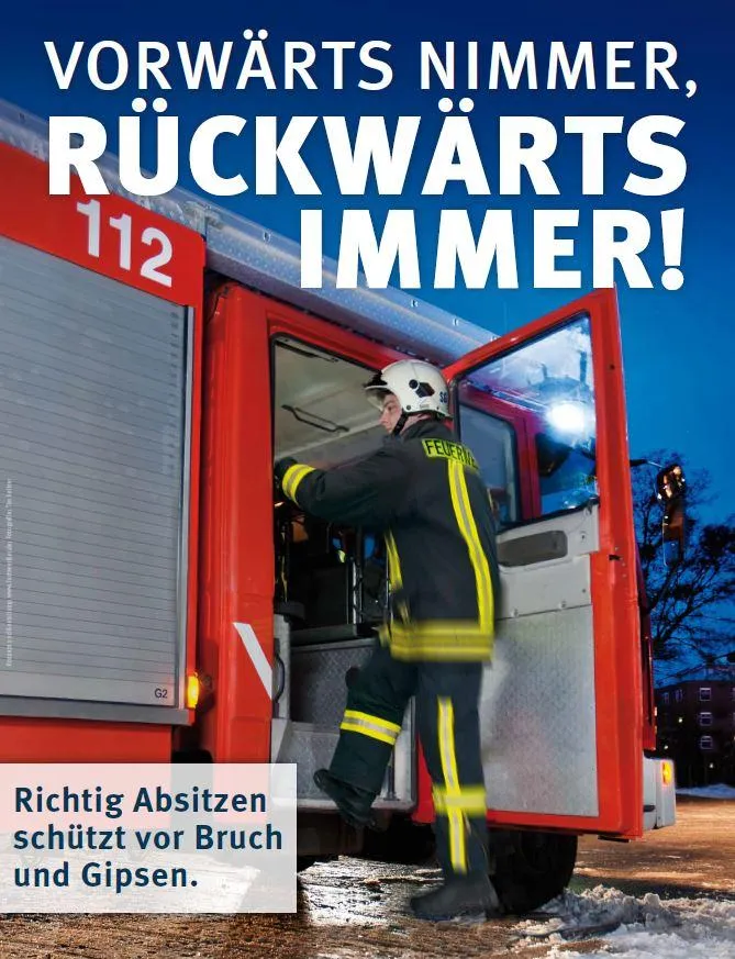 poster vorwaerts nimmer rueckwaerts immer - Feuerwehmann steigt in den Einsatzwagenauto