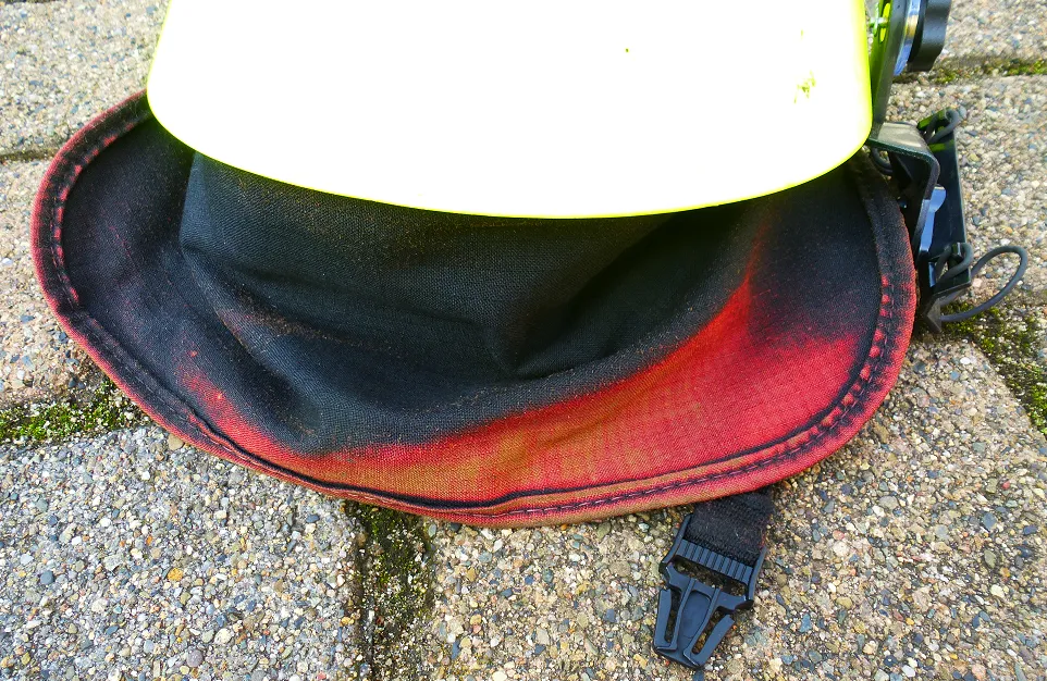 Feuerwehrhelm mit farblich verändertem Nackenschutz