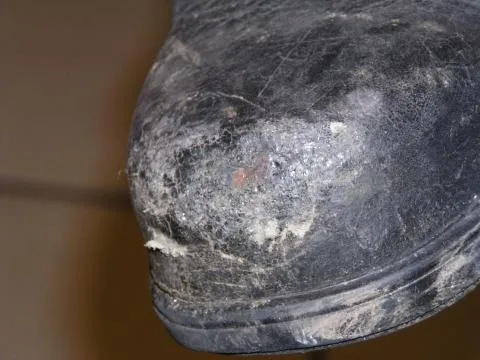 herausschauende Stahlkappe am Feuerwehrstiefel