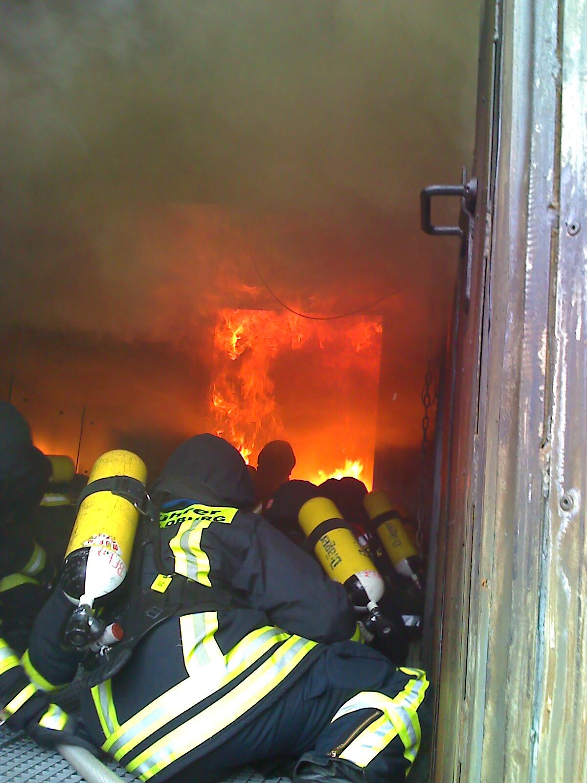 Feuerwehrleute in brennenden Gebäude